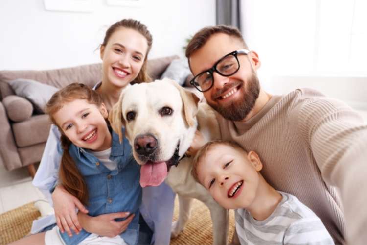 Familie mit Hund lacht